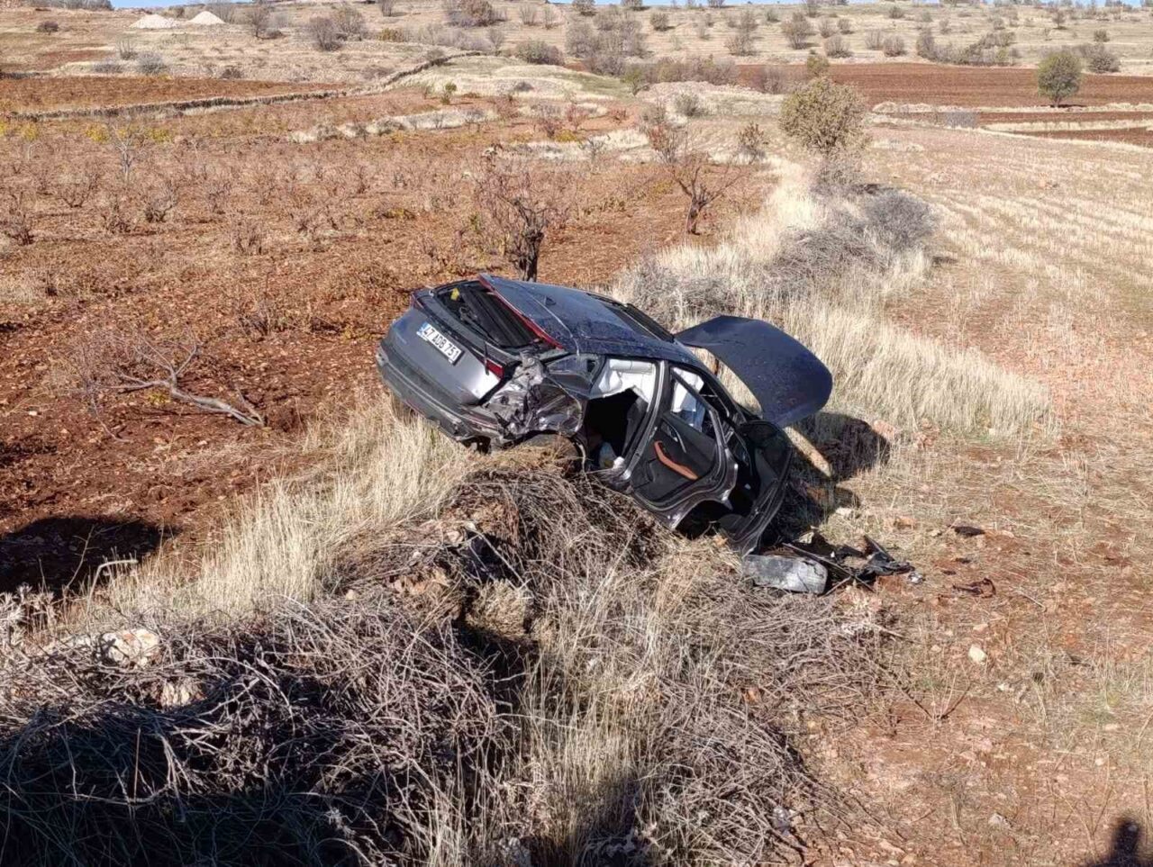 Mardin'de Ömerli-Midyat kara yolunda kontrolden çıkan bir SUV araba devrildi.