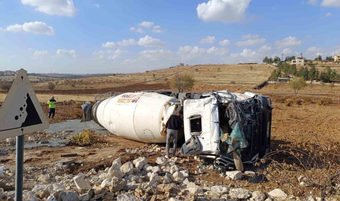 Mardin'in Midyat ilçesinde, kontrolden çıkan bir beton mikseri devrildi. Sürücü,