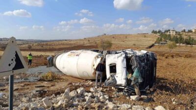 Mardin'in Midyat ilçesinde, kontrolden çıkan bir beton mikseri devrildi. Sürücü,