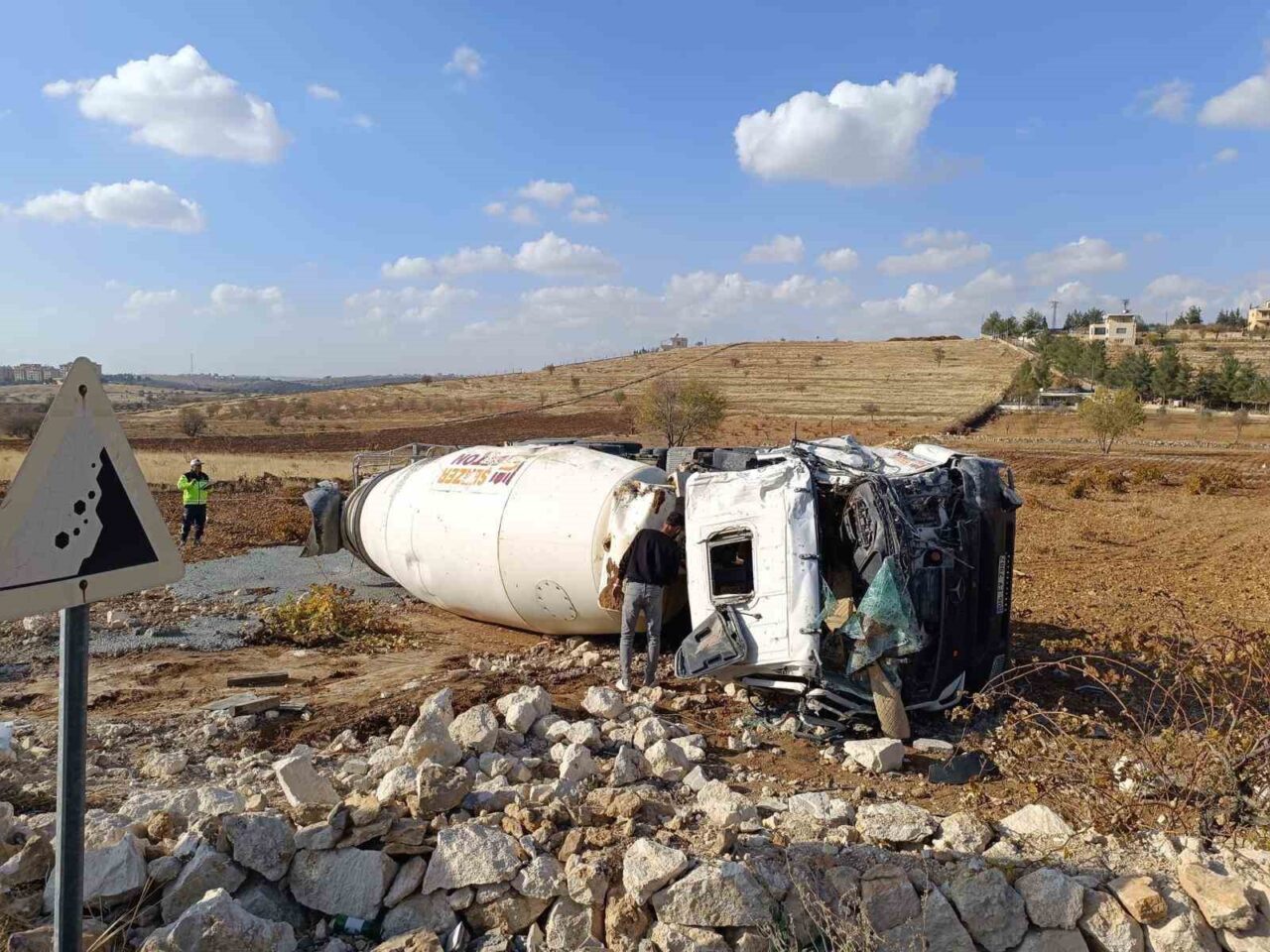 Mardin'in Midyat ilçesinde, kontrolden çıkan bir beton mikseri devrildi. Sürücü,
