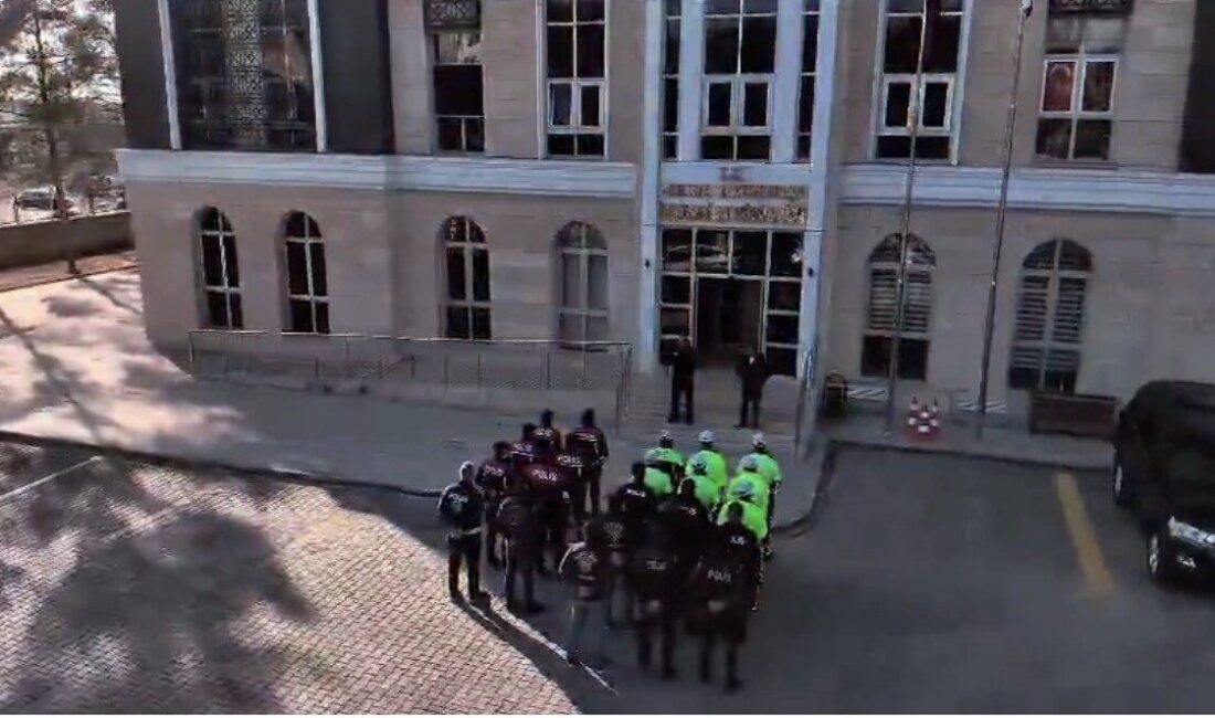 Kızıltepe’de Huzur ve Güven Uygulaması: 50 Personel ile Denetim Yapıldı Mardin'in Kızıltepe ilçesinde, asayişin sağlanması amacıyla gerçekleştirilen huzur ve güven