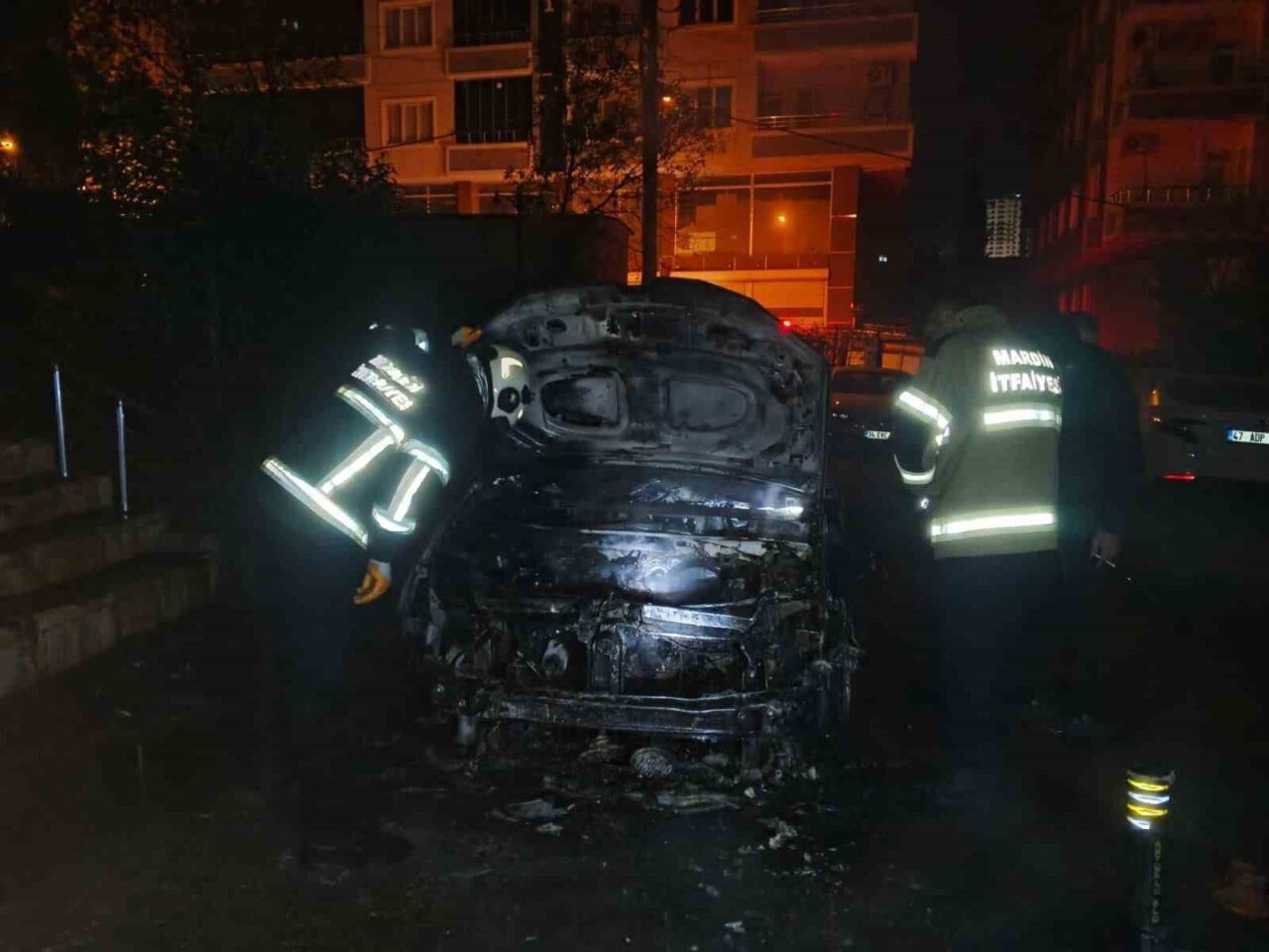 Mardin'in Artuklu ilçesinde park halindeki 47 T 0075 plakalı otomobildeki