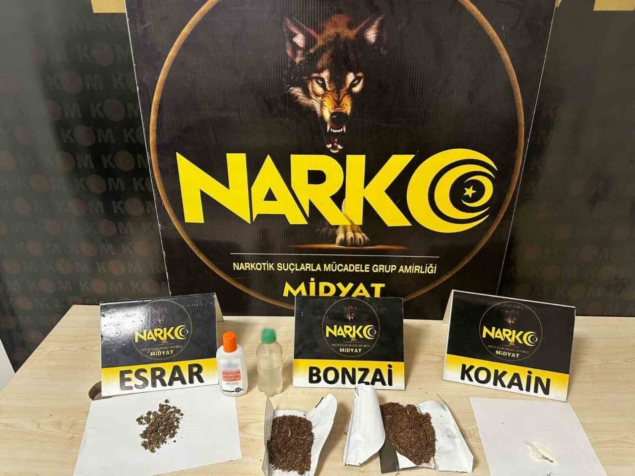 Mardin'in Midyat ilçesinde gerçekleştirilen uyuşturucu operasyonunda 3 kişi gözaltına alındı.