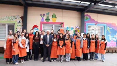 Cerrahpaşa Tıp Fakültesi öğrencileri, 'Beyaz Önlükler Renkli Duvarlar' projesiyle minik