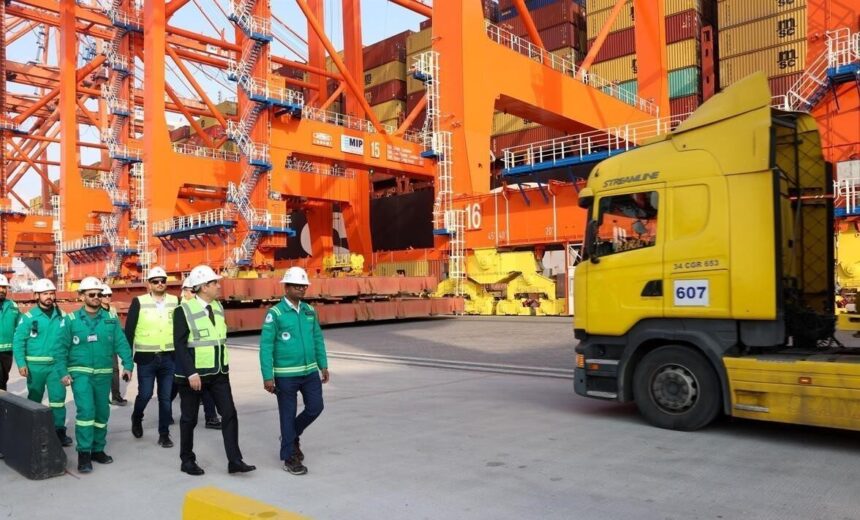 Mersin Valisi Atilla Toros, Mersin Limanı’nda yeni otomasyon sistemini inceledi.