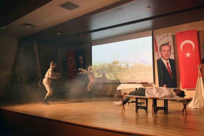 Talas Belediye’si, Mehmet Akif Ersoy’u vefatının 89. yıl dönümünde anlamlı bir tiyatro etkinliğiyle andı.