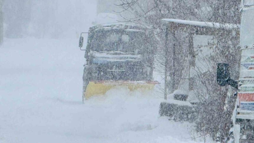 Şırnak’ta karla kapanan yolların açılması için Mehmetçik, Karayolları ekiplerine destek verdi.