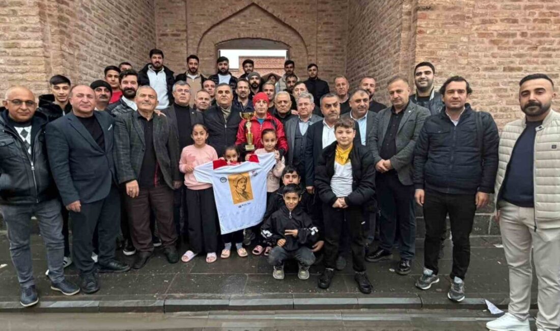 Triatlon sporcusu Ramazan Değer, Cizreli alim Melaye Ciziri’yi anmak için