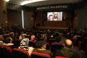 Melikgazi Belediyesi, işitme engellilere yönelik olarak yönetmen Özgür Akbulut'un "İşte