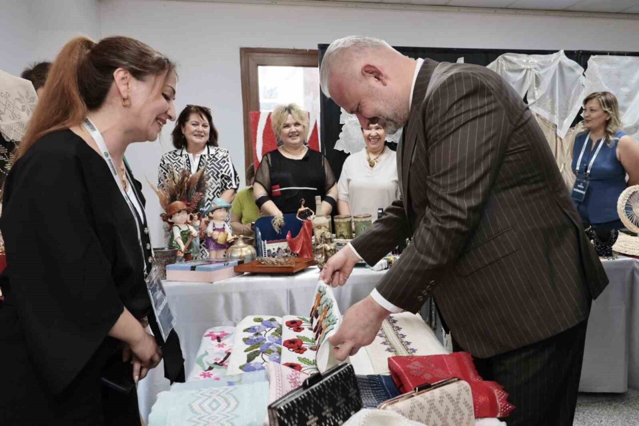 Menemen Belediyesi, vatandaşlarına doğumdan ölüme kadar çeşitli alanlarda sunduğu 100'e
