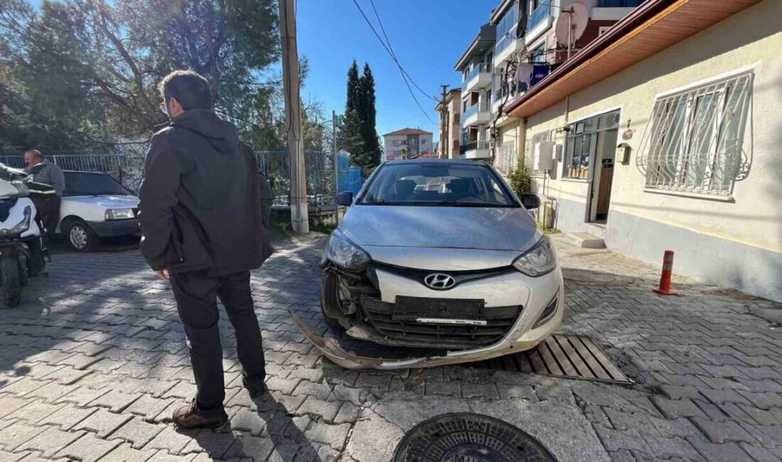 Menteşe’de Trafik Kazası: İki Kişi Yaralandı, Olay Yeri İnceleniyor Muğla'nın Menteşe ilçesindeki Muslihittin Mahallesi'nde, 35 BGU 161 plakalı otomobil