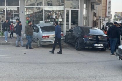 Ceylanpınar’da Çarpışan Otomobiller Telefon Dükkanına Girdi, Facia Önlenmiş Olabilir