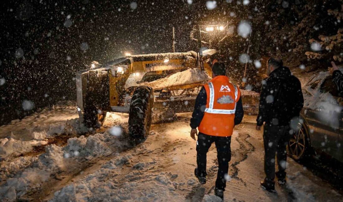 Mersin’de karla mücadele hazırlıkları doğrultusunda belediye ekipleri 13 ilçede 135 iş makinesi ile 24 saat esasına göre hizmet veriyor Mersin'de kar yağışına karşı Büyükşehir Belediyesi, 13 ilçede 135 iş