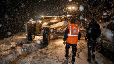 Mersin'de kar yağışına karşı Büyükşehir Belediyesi, 13 ilçede 135 iş