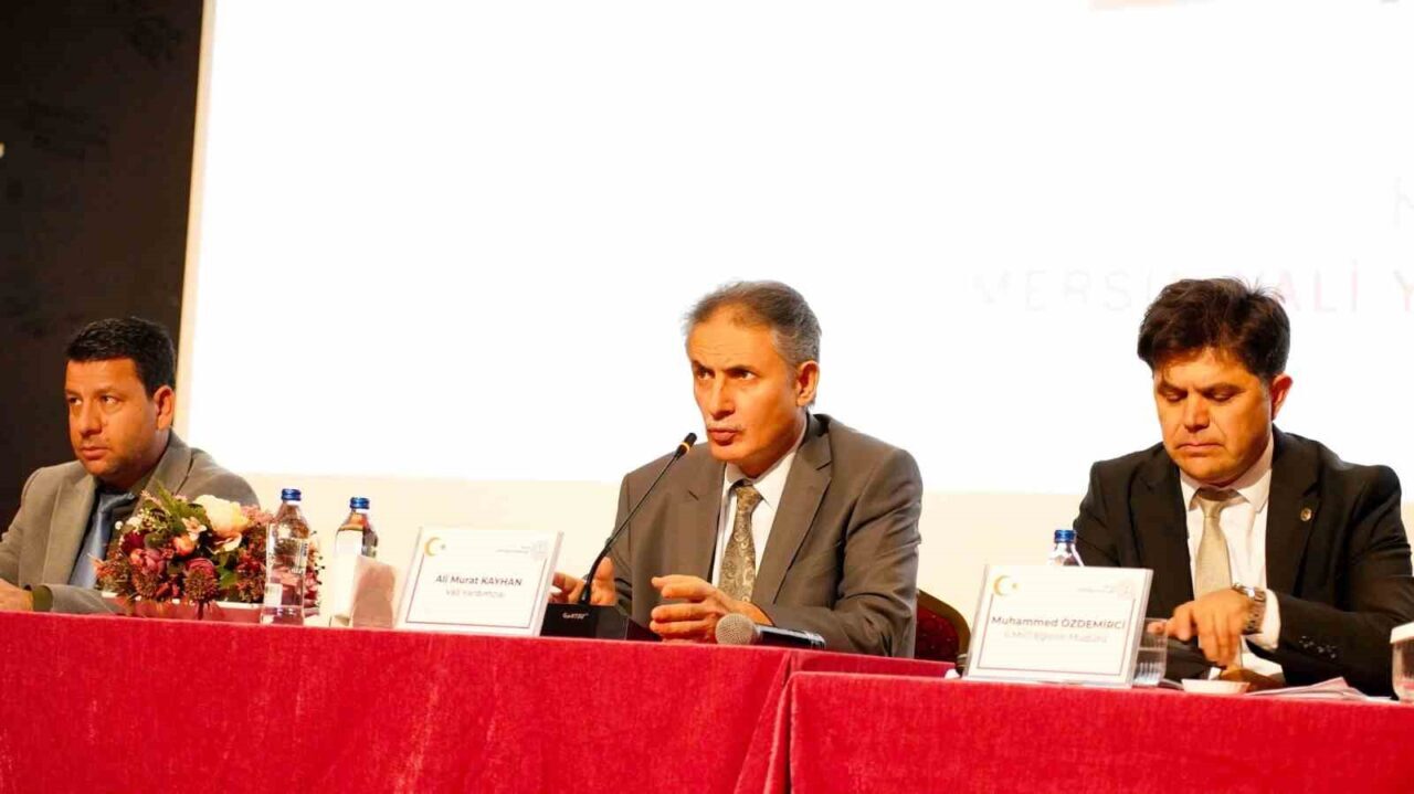 Mersin’deki bilgilendirme toplantısında Vali Yardımcısı Ali Murat Kayhan ve İl