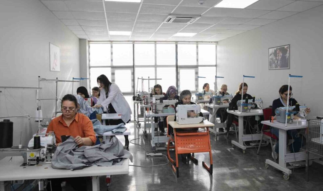 Mersin’de Mesleki Eğitim Kursu, Katılımcılara Tekstil Alanında Önemli Kazanımlar Sunuyor Mersin'deki MERCEK Mesleki Eğitim Merkezleri'nde düzenlenen Giyim Üretim Teknolojileri Kursu,