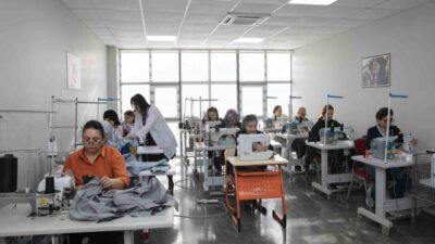 Mersin'deki MERCEK Mesleki Eğitim Merkezleri'nde düzenlenen Giyim Üretim Teknolojileri Kursu,