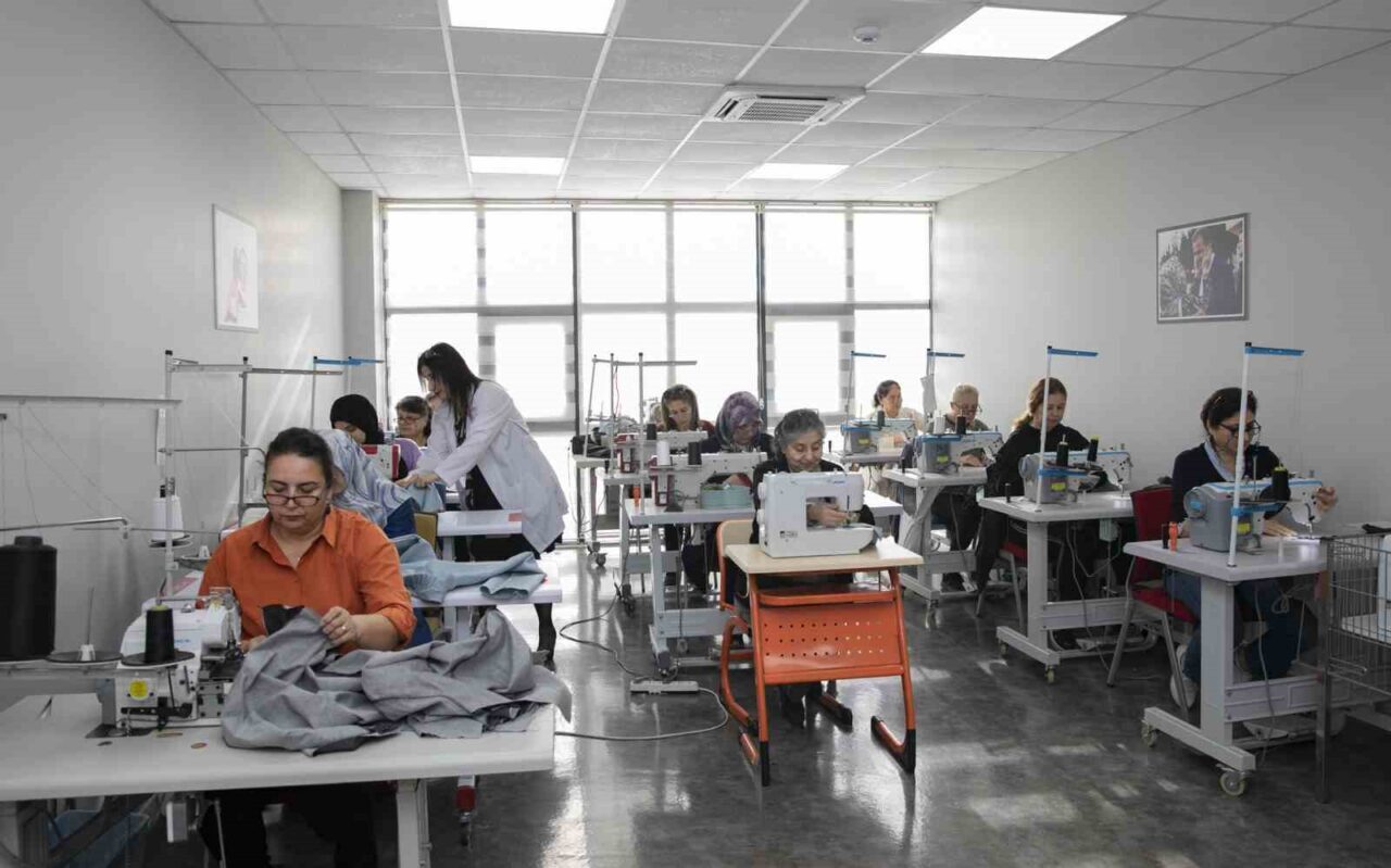 Mersin'deki MERCEK Mesleki Eğitim Merkezleri'nde düzenlenen Giyim Üretim Teknolojileri Kursu,
