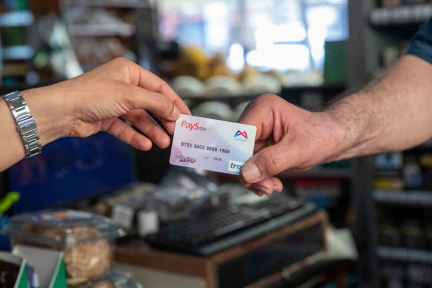 Mersin Büyükşehir Belediyesi, yılbaşı öncesi dar gelirli vatandaşlar ve üniversite öğrencilerine destek sağladı.