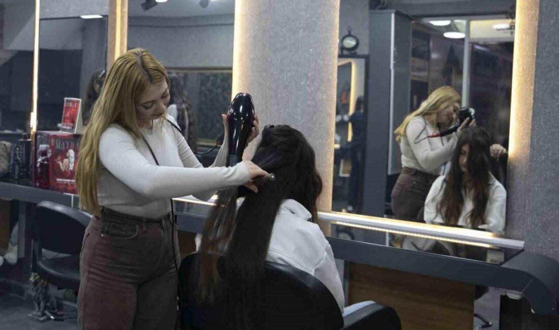 Mersin’de MERCEK Kurslarından Mezun Olan Kadınlar, Ekonomik Özgürlüklerine Kavuşuyorlar Mersin Büyükşehir Belediyesi'nin MERCEK kurslarından mezun olan kadınlar, ücretsiz mesleki