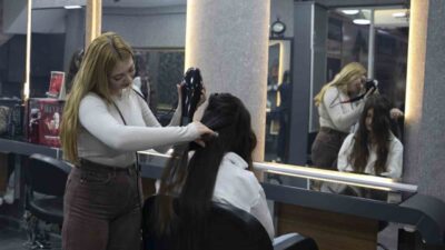 Mersin Büyükşehir Belediyesi'nin MERCEK kurslarından mezun olan kadınlar, ücretsiz mesleki