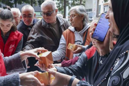 Mersin’de Regaip Kandili’nde 13 ilçede 15 bin kandil simidi dağıtıldı