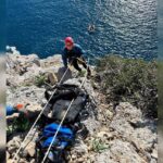 Mersin’de kayalıklarda mahsur kalan keçi, itfaiye ekibi tarafından karadan ve denizden gerçekleştirilen operasyonla kurtarıldı.