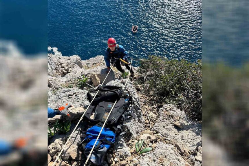 Mersin’de kayalıklarda mahsur kalan keçi, itfaiye ekibi tarafından karadan ve denizden gerçekleştirilen operasyonla kurtarıldı.