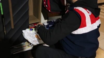 Mersin'de sosyal medya üzerinden dolandırıcılık yapan 5 kişi, jandarmanın düzenlediği