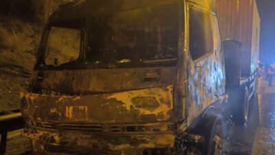 Mersin’in Akdeniz ilçesinde güneş paneli taşıyan bir tır, otoyol girişinde