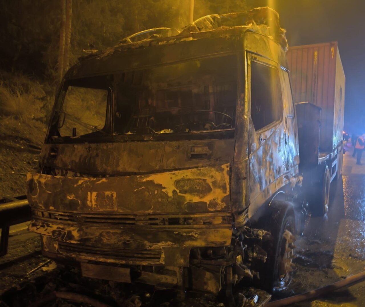 Mersin’in Akdeniz ilçesinde güneş paneli taşıyan bir tır, otoyol girişinde