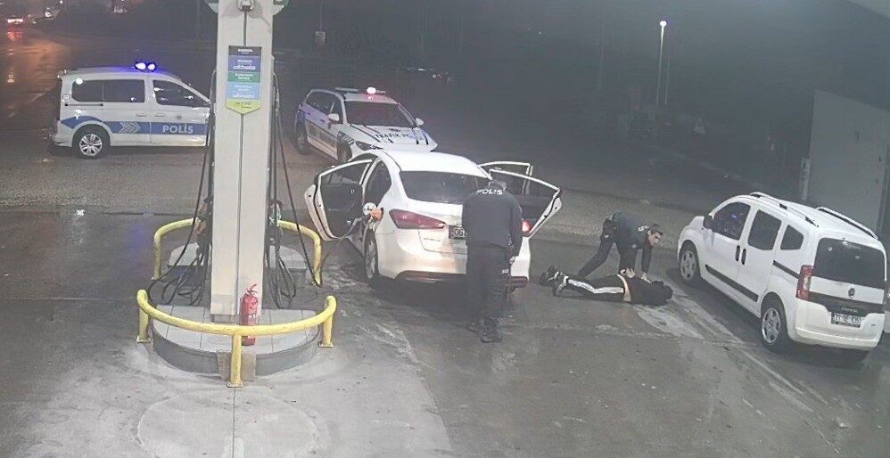 Mersin’de Gıda İşletmesinde Gerçekleştirilen Gasp Olayı Hızla Çözüldü, Üç Şüpheli Tutuklandı Mersin'deki bir gıda işletmesinde 800 bin dolar ve 400 bin