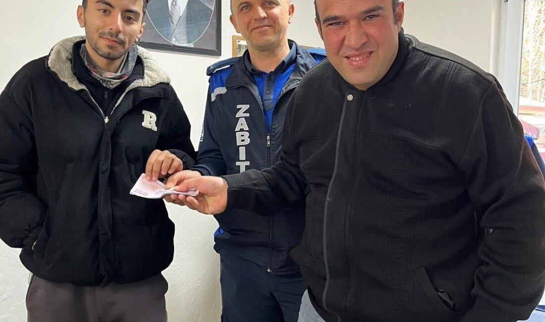 Amasya'nın Merzifon ilçesinde temizlik görevlisi Samet Özçanak, Harmanlar Mahallesi'nde bulduğu