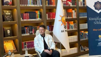Eski futbolcu Mesut Özil, AK Parti Kongre Merkezi'nde düzenlenen "Kütüphane
