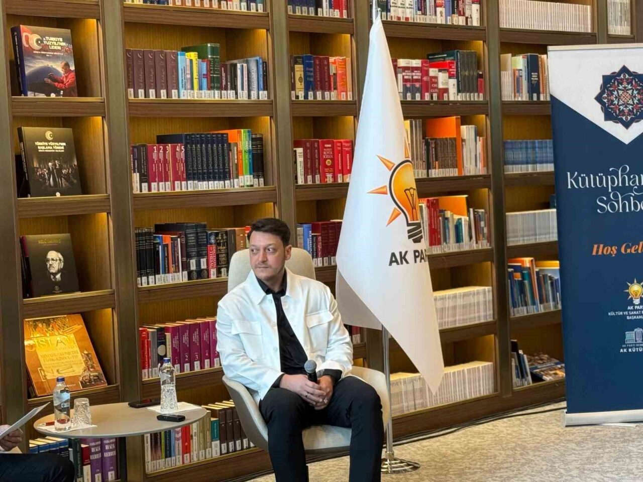 Eski futbolcu Mesut Özil, AK Parti Kongre Merkezi'nde düzenlenen "Kütüphane