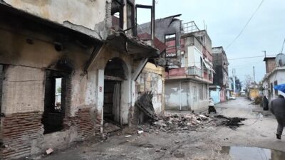 Adana'nın Seyhan ilçesinde metruk bir bina sabaha karşı çökünce mahalle