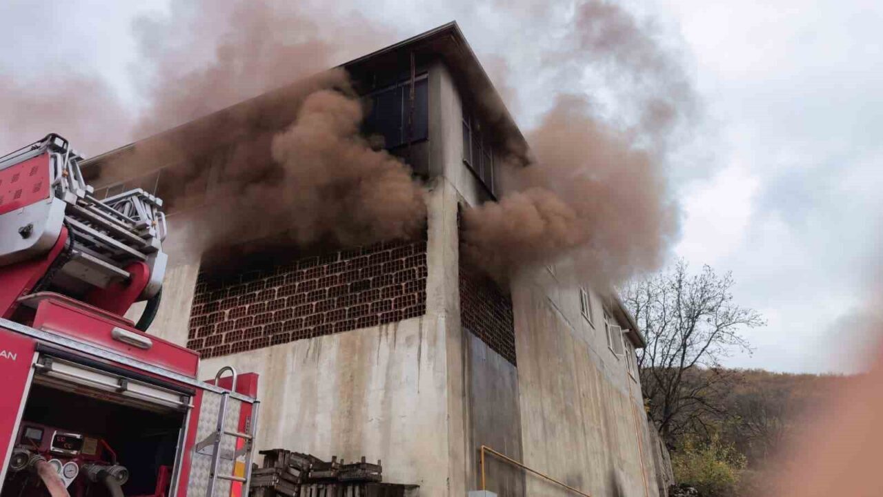 İnegöl’de Depo Yangını Korkuttu, İtfaiye Ekipleri Müdahale Etti Bursa'nın İnegöl ilçesinde M.E.'ye ait 2 katlı bir apartmanın 1.