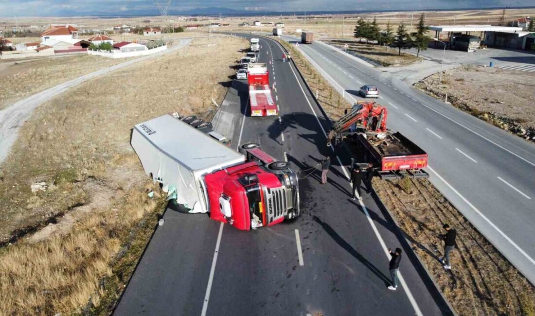 Afyonkarahisar’ın Emirdağ ilçesinde, Y.E. yönetimindeki tır kontrolden çıkarak devrildi. Kazada,