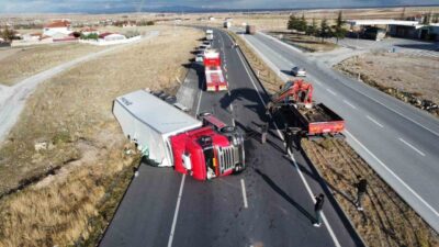 Afyonkarahisar’ın Emirdağ ilçesinde, Y.E. yönetimindeki tır kontrolden çıkarak devrildi. Kazada,