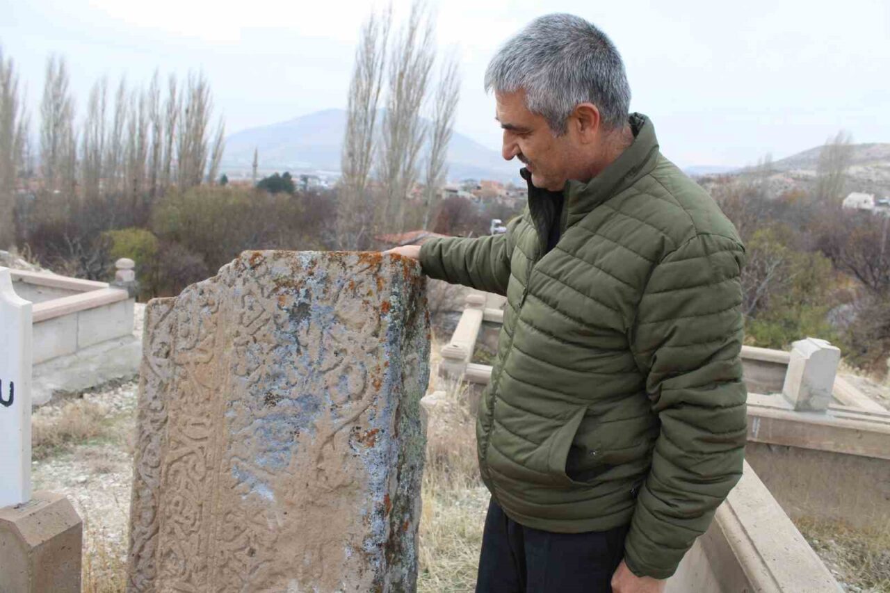 Kayseri'nin Kocasinan ilçesinde gizemli mezar taşları dikkat çekiyor. ÇEKÜL İl