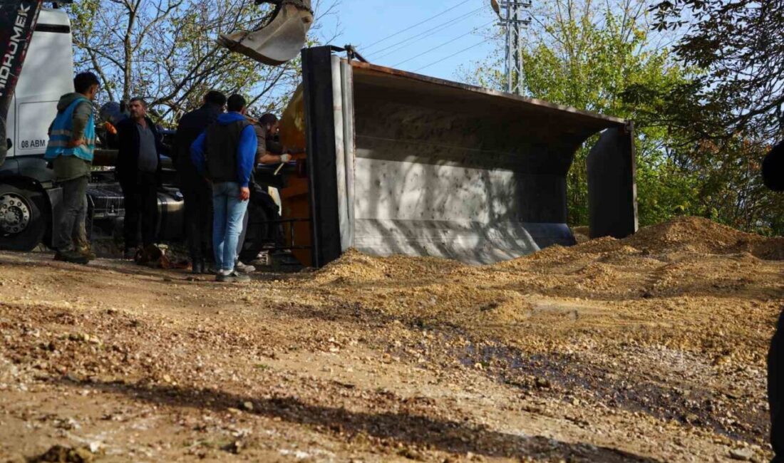 Kocaeli'nin İzmit ilçesinde, mıcır taşıyan bir kamyonun damperinin devrilmesi sonucu