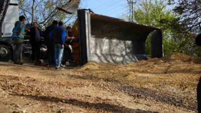 Kocaeli'nin İzmit ilçesinde, mıcır taşıyan bir kamyonun damperinin devrilmesi sonucu