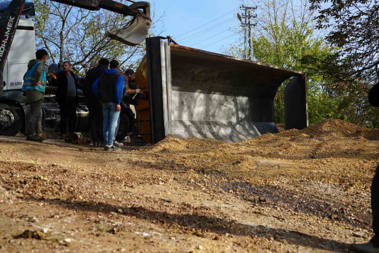 Kocaeli'nin İzmit ilçesinde, mıcır taşıyan bir kamyonun damperinin devrilmesi sonucu