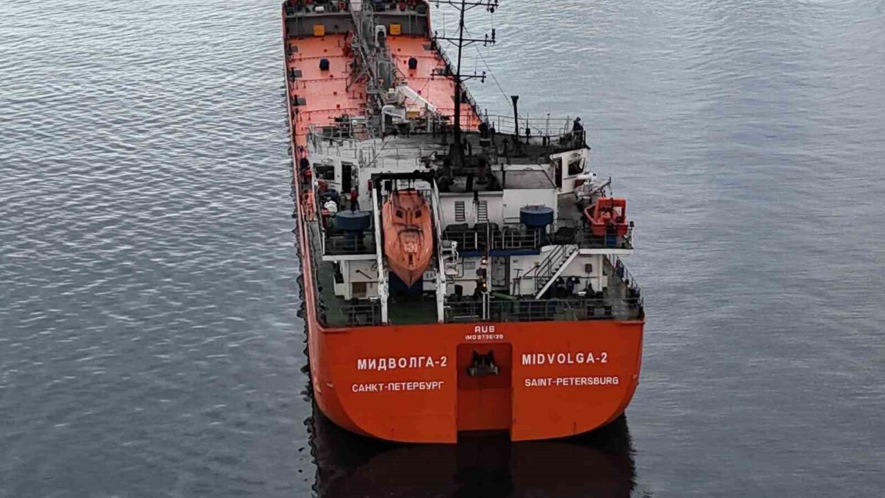 Rusya’dan Gürcistan'a giden "MIDVOLGA-2" tanker gemisi, uluslararası sularda saldırıya uğradıktan