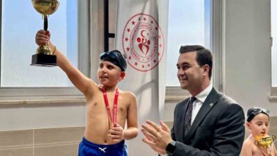 Mardin'in Midyat ilçesinde gerçekleştirilen özel sporcular yüzme yarışması, katılımcılara unutulmaz