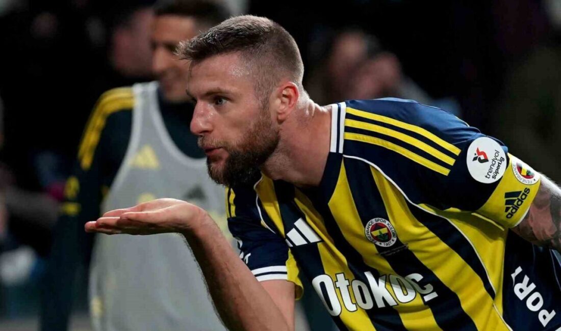 Fenerbahçe'nin kaptanı Milan Skriniar, Başakşehir ile oynanan maçta 63. dakikada