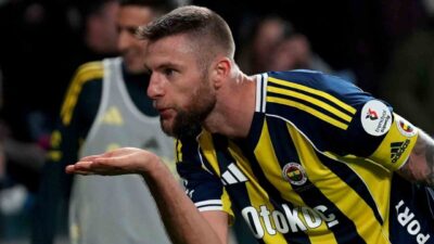 Fenerbahçe'nin kaptanı Milan Skriniar, Başakşehir ile oynanan maçta 63. dakikada