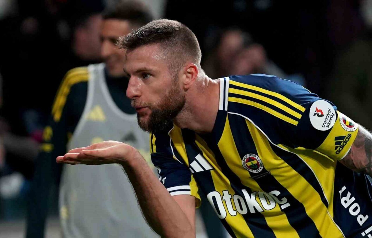 Fenerbahçe'nin kaptanı Milan Skriniar, Başakşehir ile oynanan maçta 63. dakikada