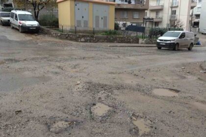 Milas’ta yağış sonrası yollar çamura döndü