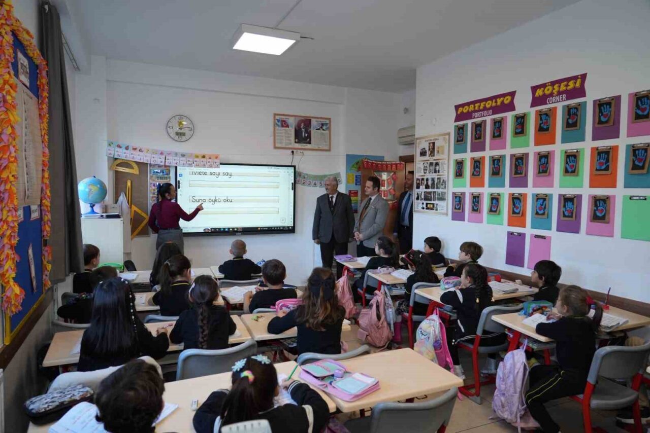 Muğla Teknoloji Koleji'ni ziyaret eden Milli Eğitim Müdürü Emre Çay,